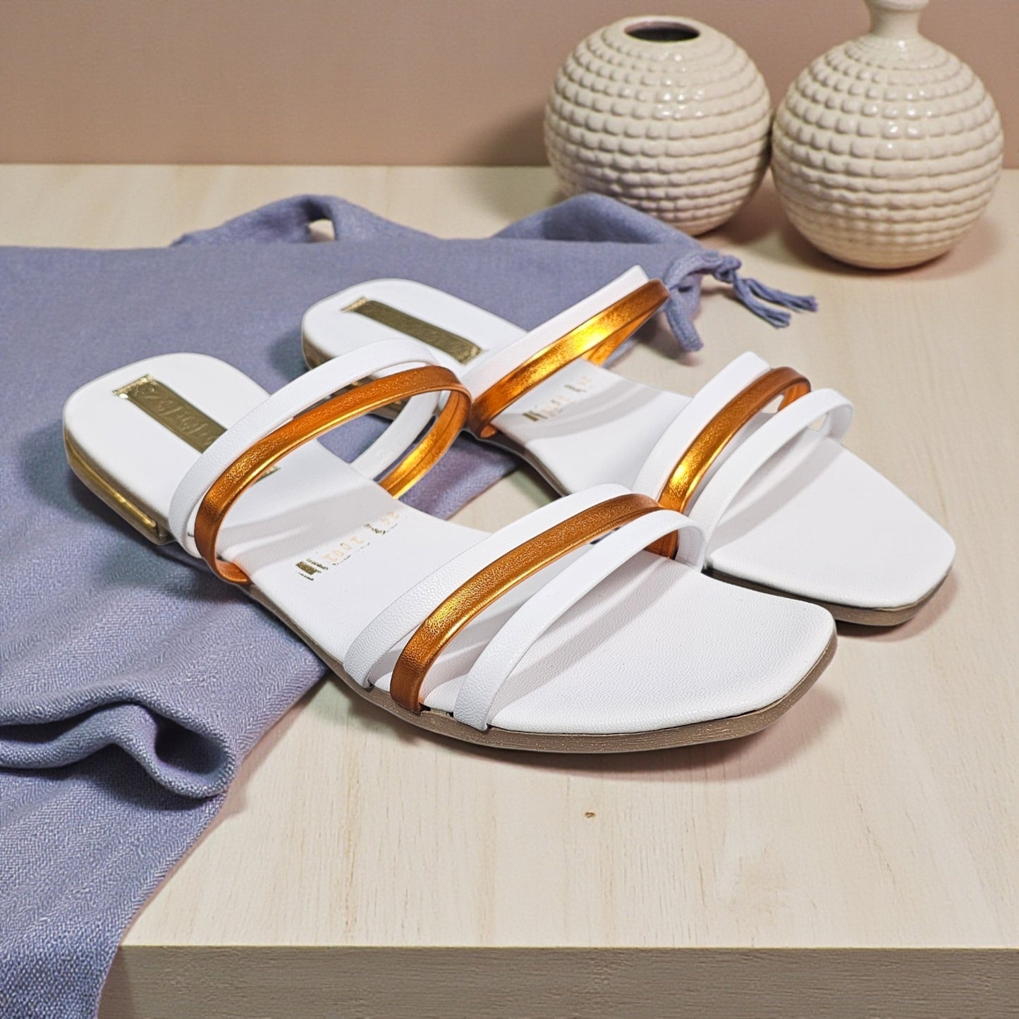 Sandalia FINA 1001 C Plana Blanca y Color Metálico